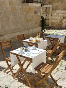 A restaurant or other place to eat at B&B DIMORA PALMIERI