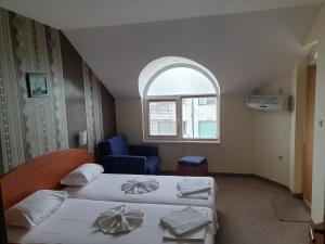 Cette chambre comprend 2 lits et une fenêtre. dans l'établissement Family Hotel Diana, à Pomorie
