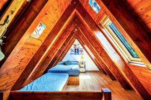 - 2 lits dans une chambre dotée de murs en bois et de fenêtres dans l'établissement Apartamentos Aran, à Montcorbau
