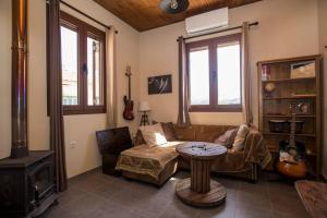 un soggiorno con divano e tavolo di Kostas' House Argostoli ad Argostoli