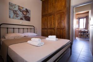 una camera con due letti e asciugamani di Kostas' House Argostoli ad Argostoli