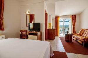 TV a/nebo společenská místnost v ubytování Hotel Posejdon