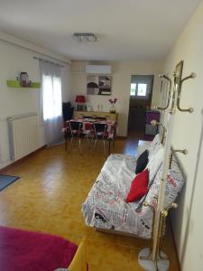 a living room with a bed and a dining room at Entre mer et lac Salagou in Saint-André-de-Sangonis