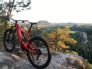 a red bike parked on top of a rock at Ferienwohnung Julia in Hohnstein +4 photos