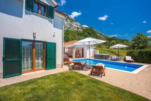Bazén v ubytování Villa Calma with heated pool,jacuzzi, Finnish sauna and 4 bedrooms nebo v jeho okolí