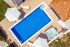 Bazén v ubytování Villa Calma with heated pool,jacuzzi, Finnish sauna and 4 bedrooms nebo v jeho okolí