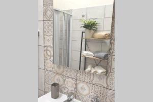 un baño con espejo y lavabo en Apartment Miriade, en Balestrate 21 fotos más