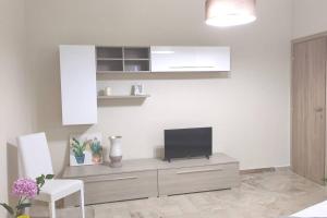 una sala de estar con TV en un armario en Apartment Miriade, en Balestrate