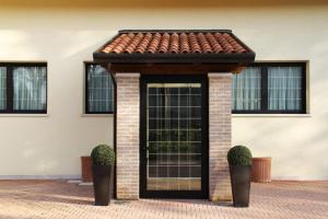 uma porta para uma casa com um telhado de azulejo em GREEN GARDEN Resort - Smart Hotel em Mestre