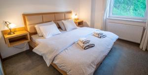 En eller flere senge i et værelse på Lake Bled Apartments