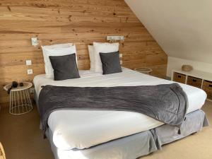 Postel nebo postele na pokoji v ubytování Hôtel de la Mer