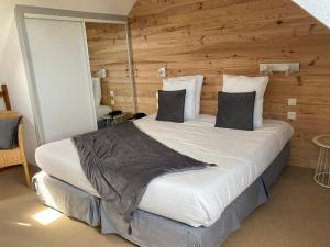 Postel nebo postele na pokoji v ubytování Hôtel de la Mer