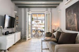 Posezení v ubytování Ornos Beach House