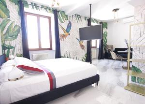una camera con letto e TV a parete di AN Deluxe Suites ad Ancona