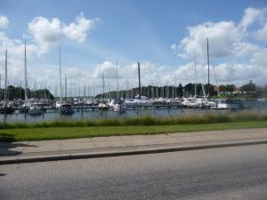 einen Yachthafen mit Segelbooten im Wasser in der Unterkunft Værelse i Augustenborg i stor villa in Augustenborg