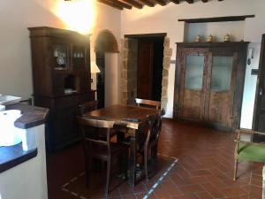 a kitchen with a wooden table in a room at Casa Vacanze Il Torchio in Piancastagnaio