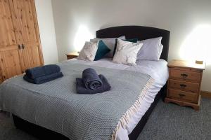 Llit o llits en una habitació de Galloway Farmstay Broughton