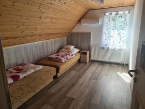 Postel nebo postele na pokoji v ubytování Vaddinszó lak