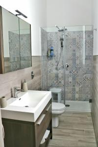 bagno con lavandino, doccia e servizi igienici di SoleMare Alloggio Turistico a Marsala