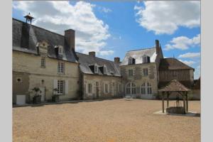 ein großes Schloss mit Spielplatz davor in der Unterkunft Manoir du Plessis -Vallée de la Loire-Tours in Savonnières