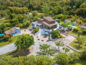 - une vue aérienne sur une maison avec une piscine dans l'établissement Le Joyau du Golfe de St Tropez, à Cogolin