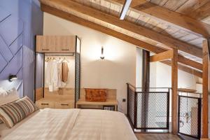 een slaapkamer met een groot bed en een kast bij IALNA Boutique Hotel in Ioannina