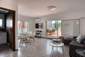 Televízia a/alebo spoločenská miestnosť v ubytovaní Albatros Apartament per 5 persones en ple centre amb gran terrassa i aparcament a 5 minuts de la Platja Gran