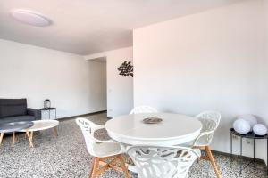 Posedenie v ubytovaní Albatros Apartament per 5 persones en ple centre amb gran terrassa i aparcament a 5 minuts de la Platja Gran