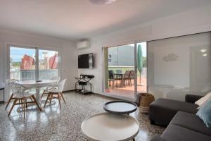 Televízia a/alebo spoločenská miestnosť v ubytovaní Albatros Apartament per 5 persones en ple centre amb gran terrassa i aparcament a 5 minuts de la Platja Gran