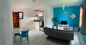 a kitchen and a living room with a bath tub at Condomio Coqueiros Residence in Salvador