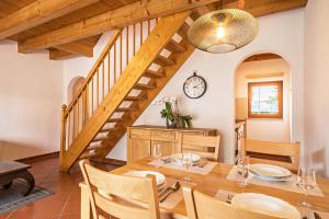 une salle à manger avec une table et un escalier dans l'établissement Gästehaus Heilig Apartment 2, à Langenargen