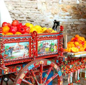 un carrello pieno di frutta su un tavolo di SoleMare Alloggio Turistico a Marsala Altre 32 foto