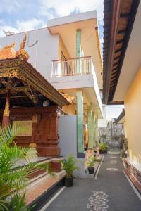 een binnenplaats van een huis met een gebouw bij Ika Homestay in Canggu