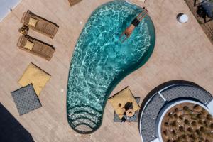 Villa Alyko في Aliko Beach: مسبح فيه شخص في الماء
