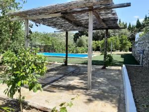 drewniana pergola z basenem na dziedzińcu w obiekcie Vivienda Rural Maestro Herrador w mieście Ubrique
