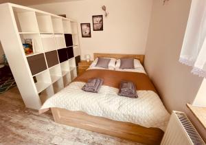 מיטה או מיטות בחדר ב-Apartament Cicha Woda