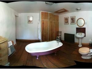 Bathroom sa Temple Farm House