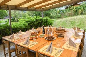 a wooden table with plates of food on it at Chalet Casa Al Campo in Giustino