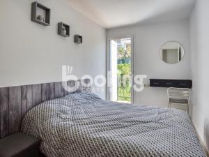 Postel nebo postele na pokoji v ubytování Begonias Apartament per 4 persones amb gran terrassa chill out a 10 minuts de la platja + 17 fotografií