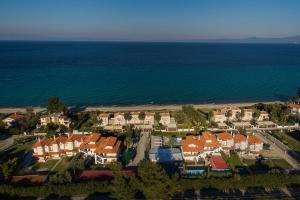 Luftblick auf Häuser und das Meer in der Unterkunft Golden Residence Family Resort in Pefkohori