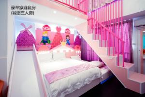 台南的住宿－台南樂遊電梯民宿，卧室设有粉红色和白色的房间,配有一张床和一个楼梯