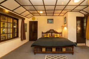 Un pat sau paturi într-o cameră la The Hosteller Manali