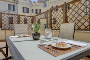 Ein Restaurant oder anderes Speiselokal in der Unterkunft Colosseo Gardens - My Extra Home 