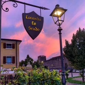 una luz de la calle con un cartel que dice vigía a Sposa en Locanda Lo Scudo, en Soave