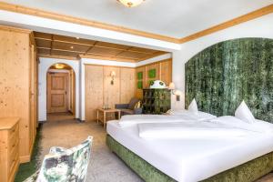 Una cama o camas en una habitación de Hotel Alpenhof