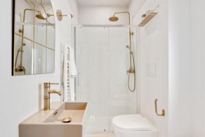 ミラノにあるNew and Design flat in the hearth of Milanの洗面台、トイレ、シャワー付きのバスルーム