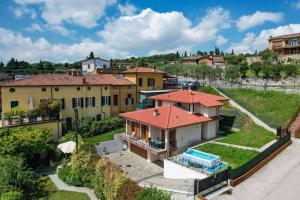 widok z lotu ptaka na dom z basenem w obiekcie Villa Sinfonia w mieście Polpenazze del Garda