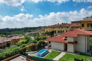 willa z basenem w wiosce w obiekcie Villa Sinfonia w mieście Polpenazze del Garda