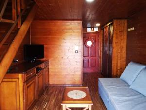 ein Wohnzimmer mit einem Sofa und einer roten Tür in der Unterkunft Senec vilka na jazere in Senec