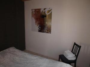 1 dormitorio con 1 cama y una foto en la pared en Ferienwohnung Drechsel, en Olbernhau